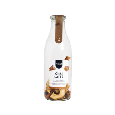 Chai Latte van Pineut op witte achtergrond