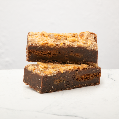 Premium Almond Crunch Brownies op marble achtergrond