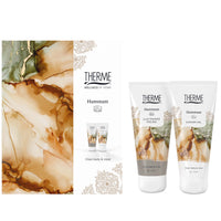 een doos van een hammam pakket met een tube clay shower peeling en shower gel op een witte achtergrond.