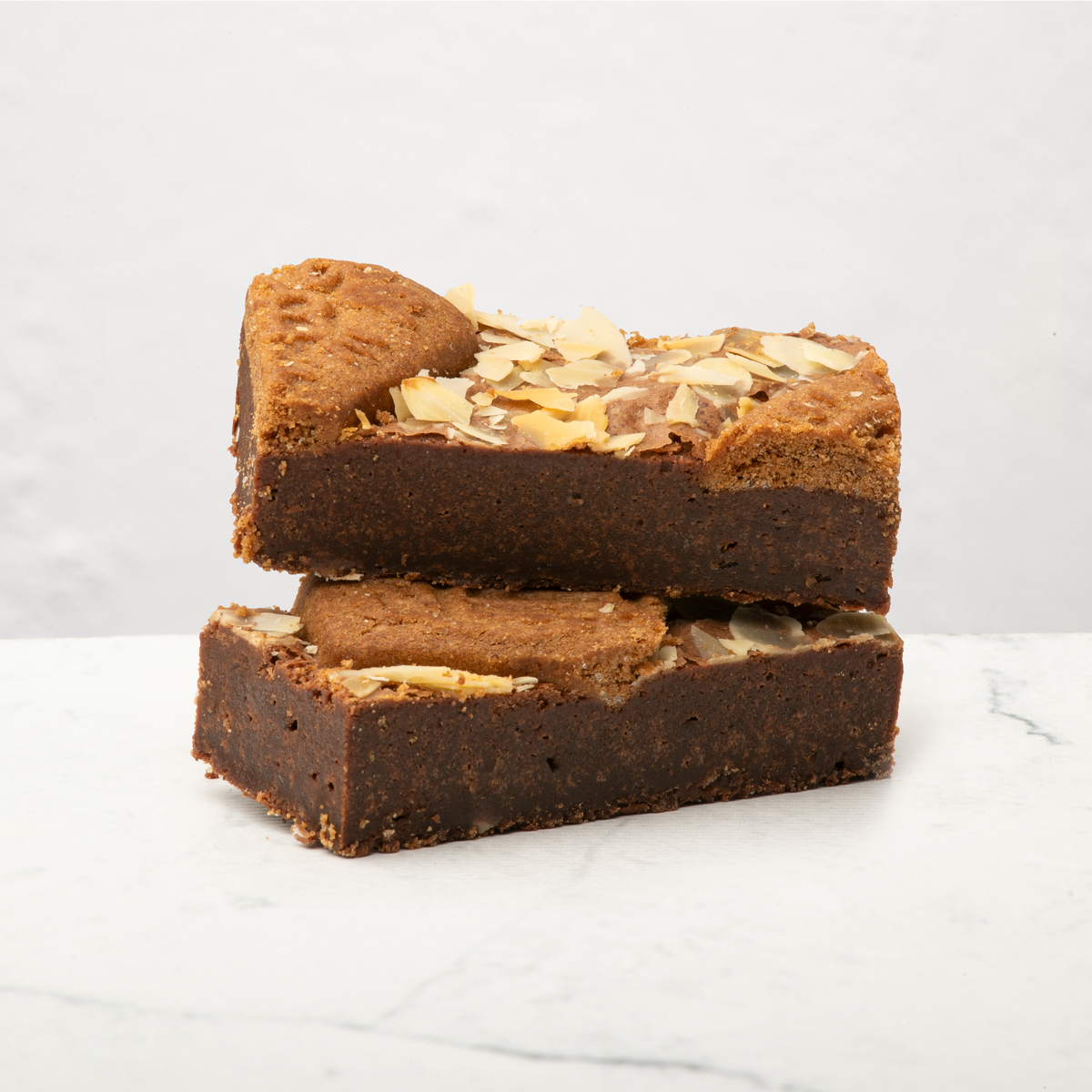Speculaas Amandel Brownies op marble achtergrond