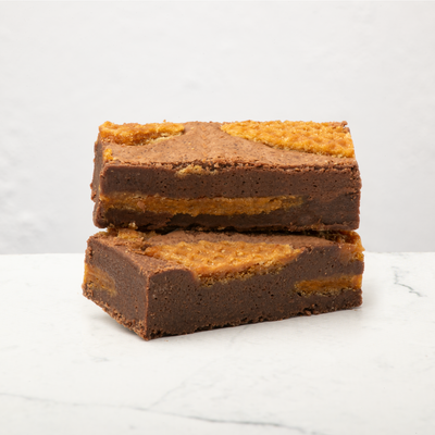 Stroopwafel Brownies op marble achtergrond