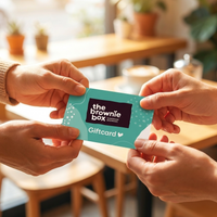 giftcard in hand van mensen in lichte setting