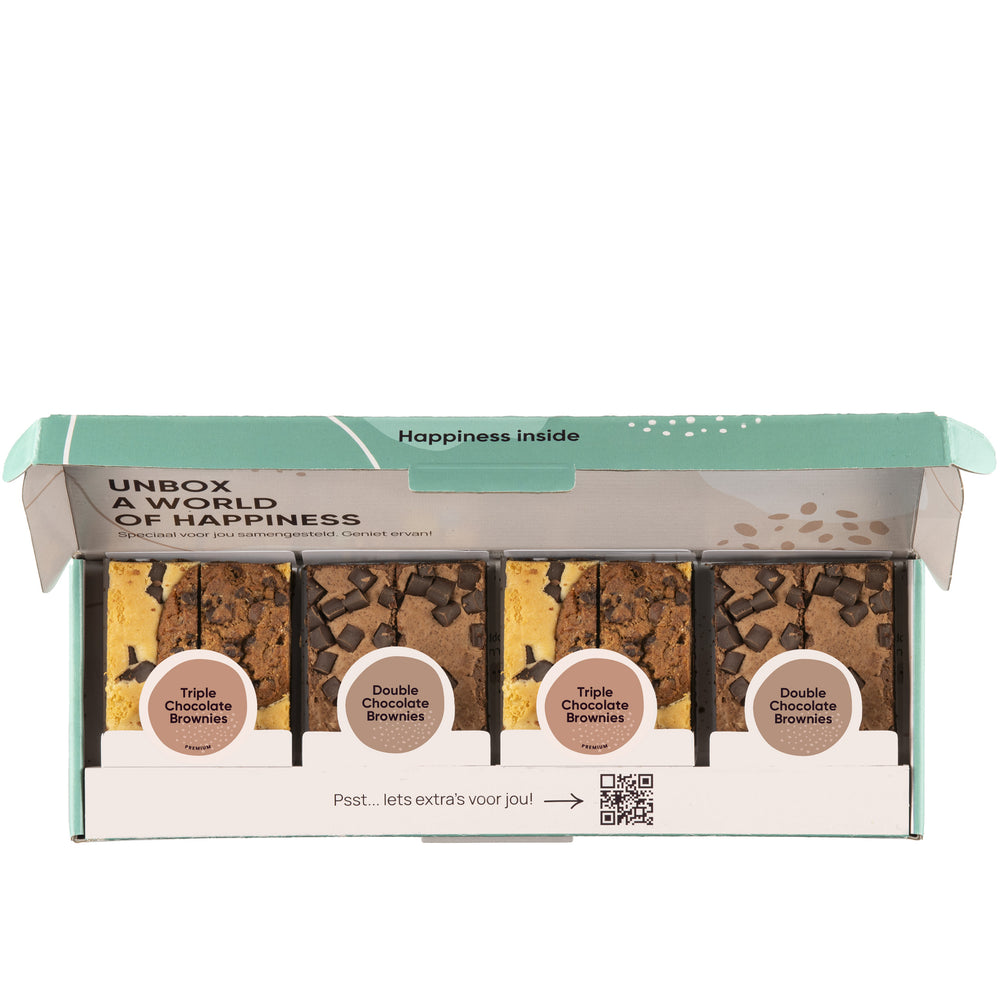 Brownie box met triple chocolate brownies en double chocolates brownies op witte achtergrond