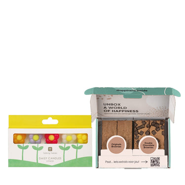 Verpakking met vijf bloemvormige kaarsjes in verschillende kleuren en een brownie box met 4 brownies in 2 verschillende smaken. 