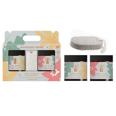 Verpakking met Wanderflower foot therapy foot scrub en foot balm op witte achtergrond.