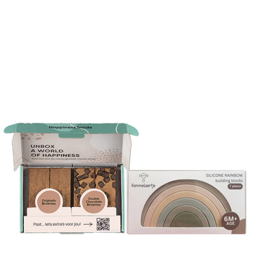 Siliconen regenboog stapeltoren van Rammelaartje met een brownie box met 4 brownies.