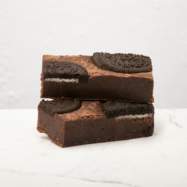 Vegan oreo brownies op marble achtergrond