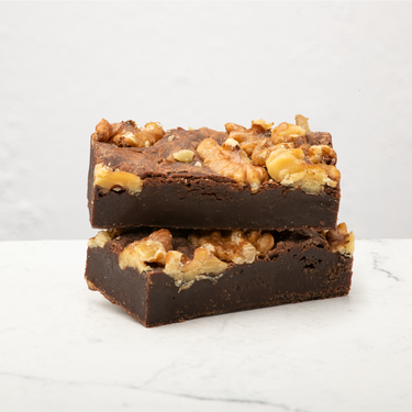 Vegan Walnoten Brownies op marble achtergrond