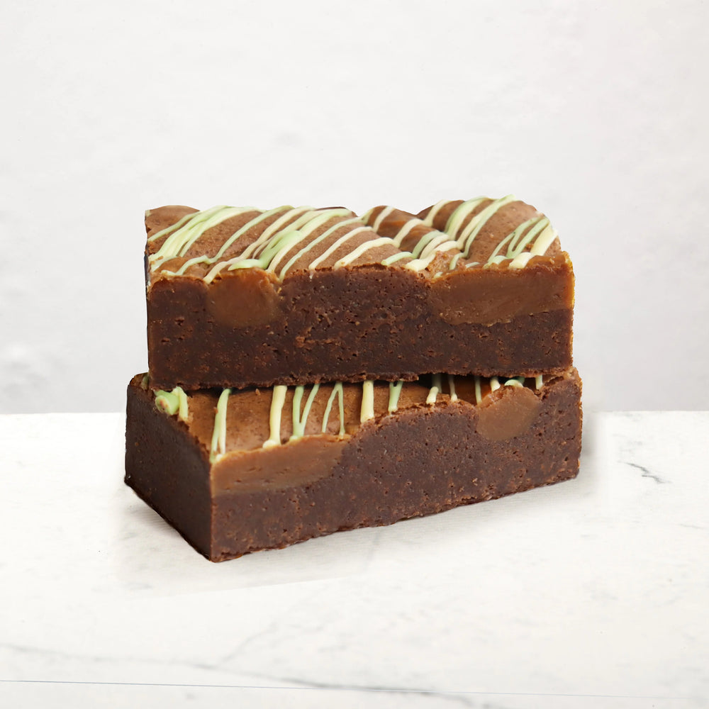 Twee Praliné brownies op elkaar gestapeld. De achtergrond is wit.
