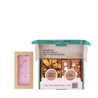 Brownie box gevuld met Cookie & Cherry Blondies en Feest favoriet Love Brownies met daarbij een geschenkdoosje met droogbloem in mini-standaard en kaartje met daarop "Oh so lovely".