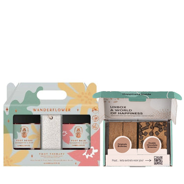 Verpakking met foot scrub en foot balm van Wanderflower met een brownie box.