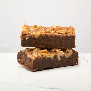 Walnoten Brownies op witte marble achtergrond