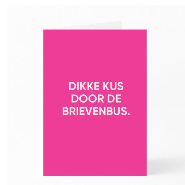 DIKKE KUS DOOR DE BRIEVENBUS. 