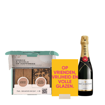 brownies, kaartje met op vrienden vrijheid en volle glazen in houder met champagne op witte achtergrond