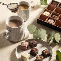brownie bites op kerstige achtergrond met chocomel