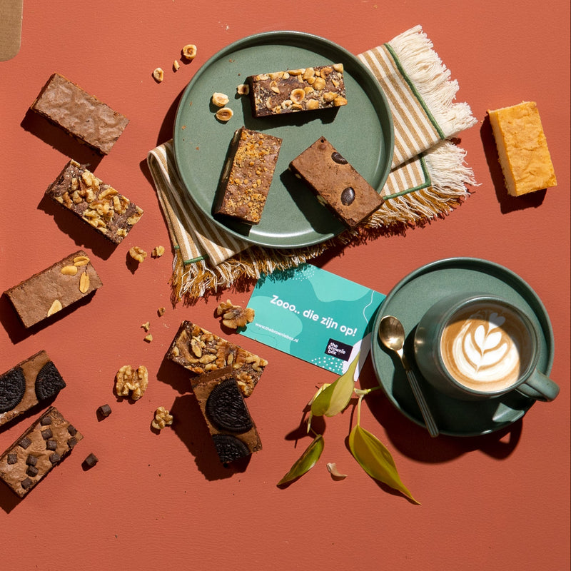 brownies op terra achtergrond met koffie erbij