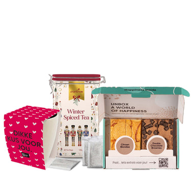 Mok met sleeve en thee met brownie box op een witte achtergrond.