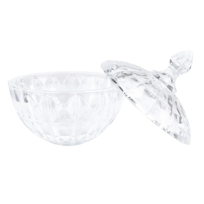Open bonbonniere van glas op een witte achtergrond.