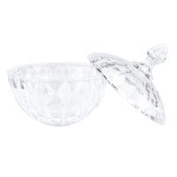 Open bonbonniere van glas op een witte achtergrond.