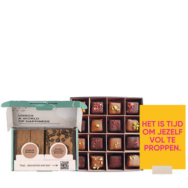 brownies, dubai brownie bites en kaartje 'het is tijd om jezelf vol te proppen' in houder op witte achtergrond