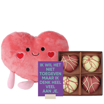 Hartjes knuffel, met kaartje en kaartjeshouders en brownie hearts op witte achtergrond