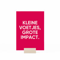 kleine voetjes, grote impact kaart in kaartjeshouder op witte achtergrond