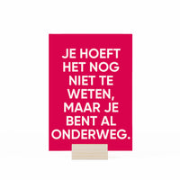 je hoeft het nog niet te weten, maar je bent al onderweg kaartje in houder op witte achtergrond
