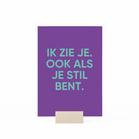 ik zie je. ook als je stil bent. kaartje in houder op witte achtergrond