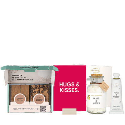 Kaart met houten kaarthouder met de kaart "Hugs & Kisses", kaars van MyFlame, handcreme en een brownie box met 4 brownies.
