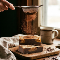 cacao over caramel latte brownies trooien op houten plankje
