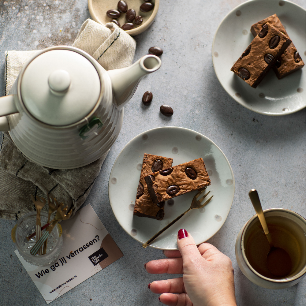 cappuccino brownies op bordje met rustige achtergrond en thee