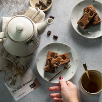 cappuccino brownies op bordje met rustige achtergrond en thee
