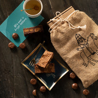 kruidnoten brownies op tafel met zak van sinterklaas
