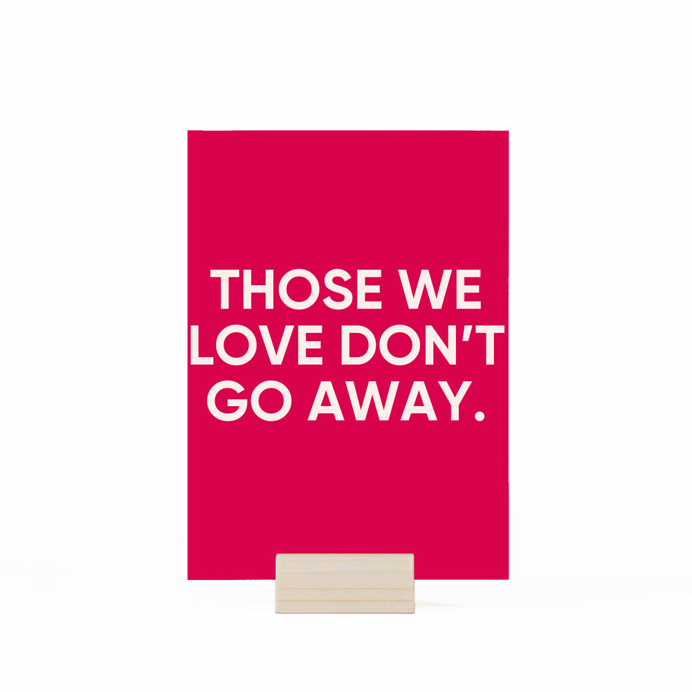 'those w love don't go away' kaartje in kaarthouder op witte achtergrond