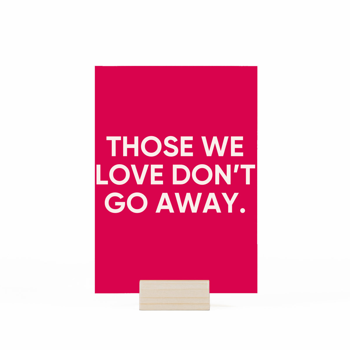 'those w love don't go away' kaartje in kaarthouder op witte achtergrond