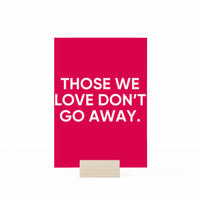 'those w love don't go away' kaartje in kaarthouder op witte achtergrond