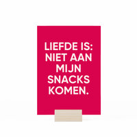 liefde is: niet aan mijn snacks komen. kaartje in houders op witte achtergrond