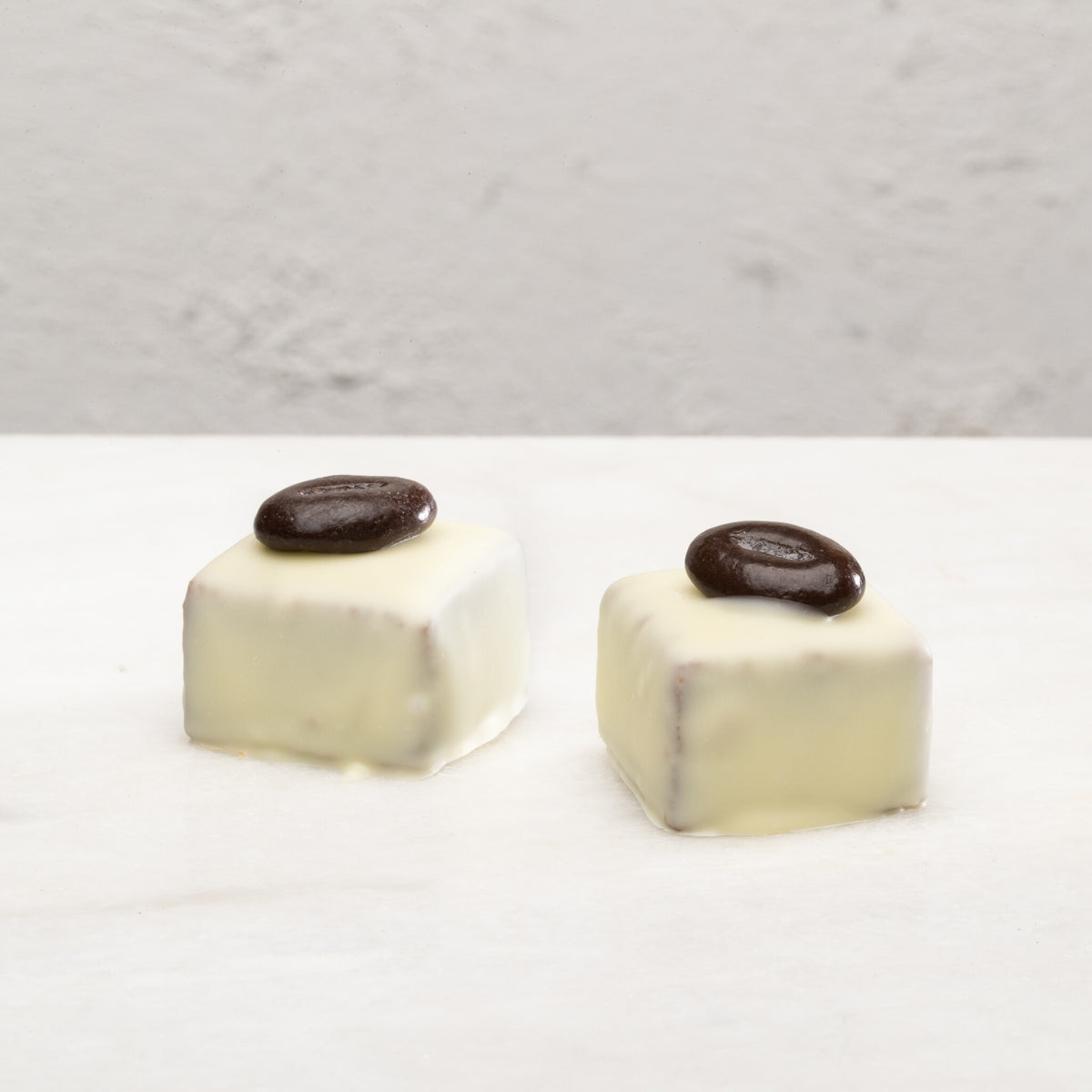 cappuccino brownie bites op witte achtergrond