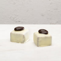 cappuccino brownie bites op witte achtergrond