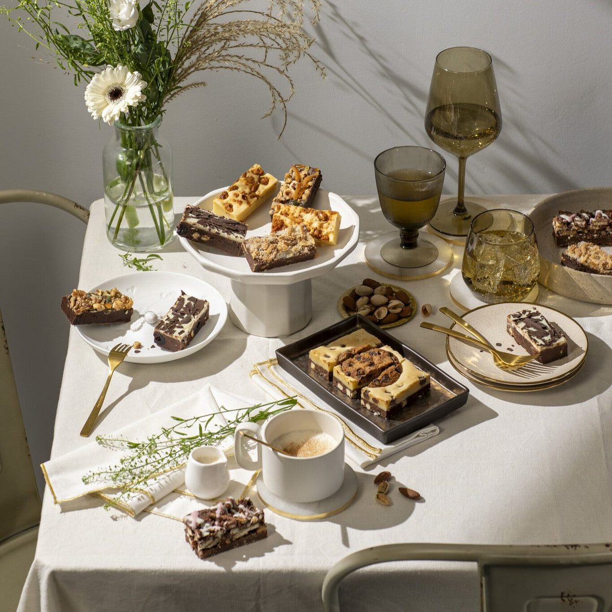 premium brownies op gedekte tafel met drankjes