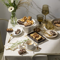premium brownies op gedekte tafel met drankjes