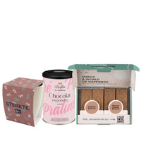 mok met sterkte sleeve, doosje met brownies en een doosje met chocolademlek poeder met praliné smaak op witte achtergrond