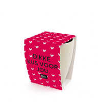 grijze mok met sleeve met tekst op een witte achtergrond