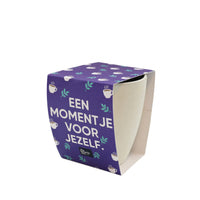 Een grijze mok met een sleeve eromheen met paars op een witte achtergrond