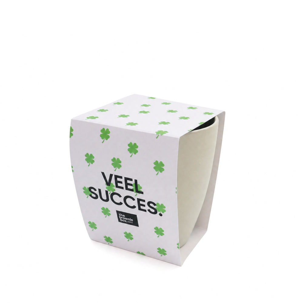 Grijze mok met sleeve met veel succes erop.