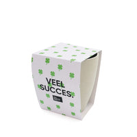 Grijze mok met sleeve met veel succes erop.