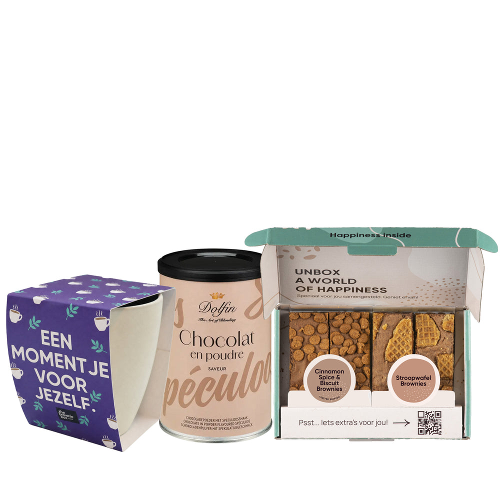 een mok met sleeve en een doosje met chocolade melk poeder en een browniebox op een witte achtergrond