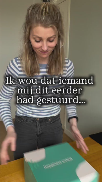 meisje doet unbox van thee brownie pakket