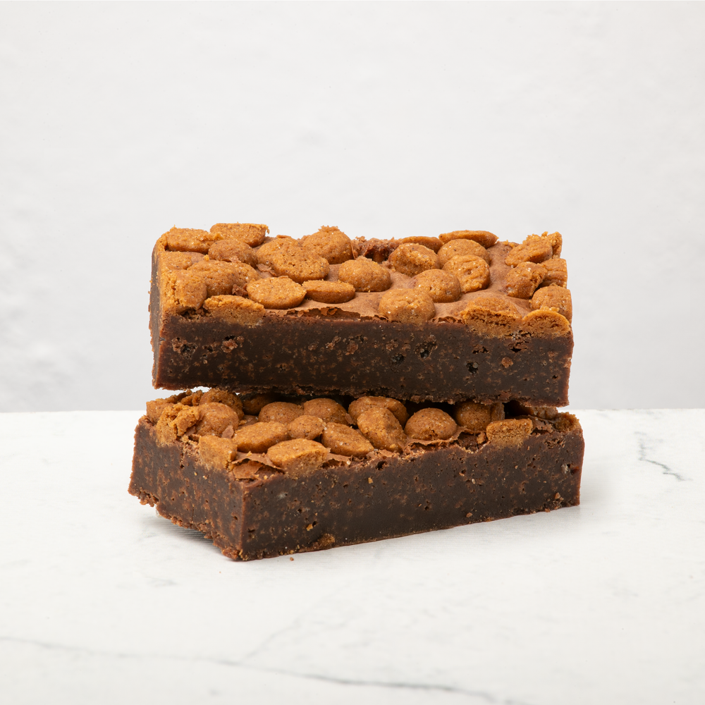 Twee cinnamon spice biscuit brownies op elkaar gestapeld