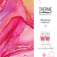 Roze Therme Blooming Selfcare cadeauverpakking met bloemendessin en afbeeldingen van douchegel en bodylotion. Een verzorgingscadeau voor een heerlijk verwenmoment voor jezelf.